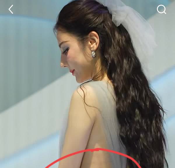 迪丽热巴估计愁的一夜没睡，翻来覆去在想对策她现在这张脸不开美颜滤镜是