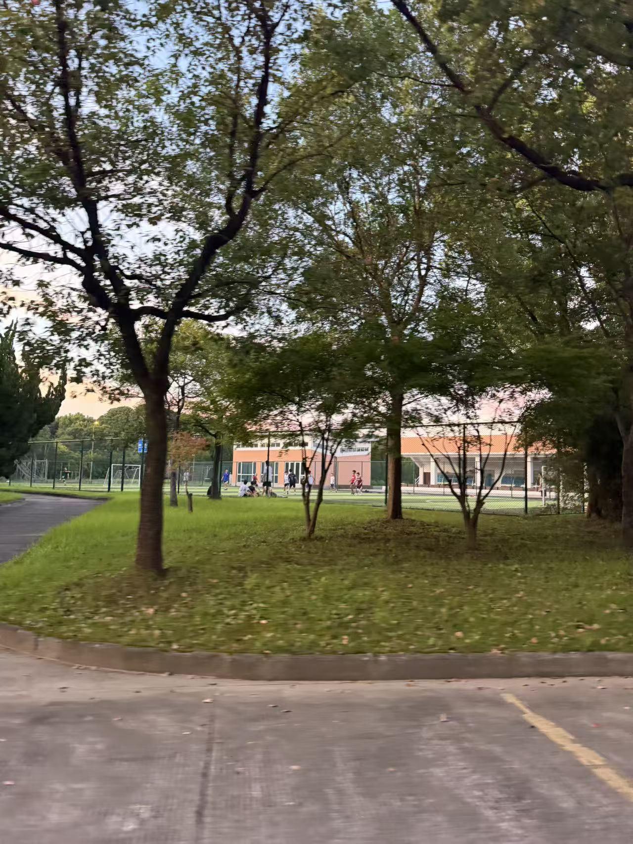 俩孩子，这就算是同居了？我的研究生儿子接了女朋友的一个电话，他就去外省给女朋友