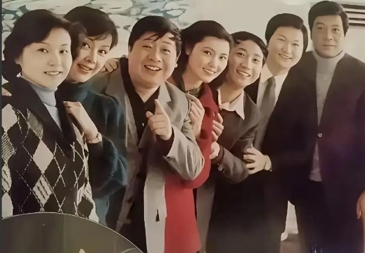 被1986年央视主持人的合影惊艳到了！满屏都是未经雕琢的天然美貌，男生质朴、女生
