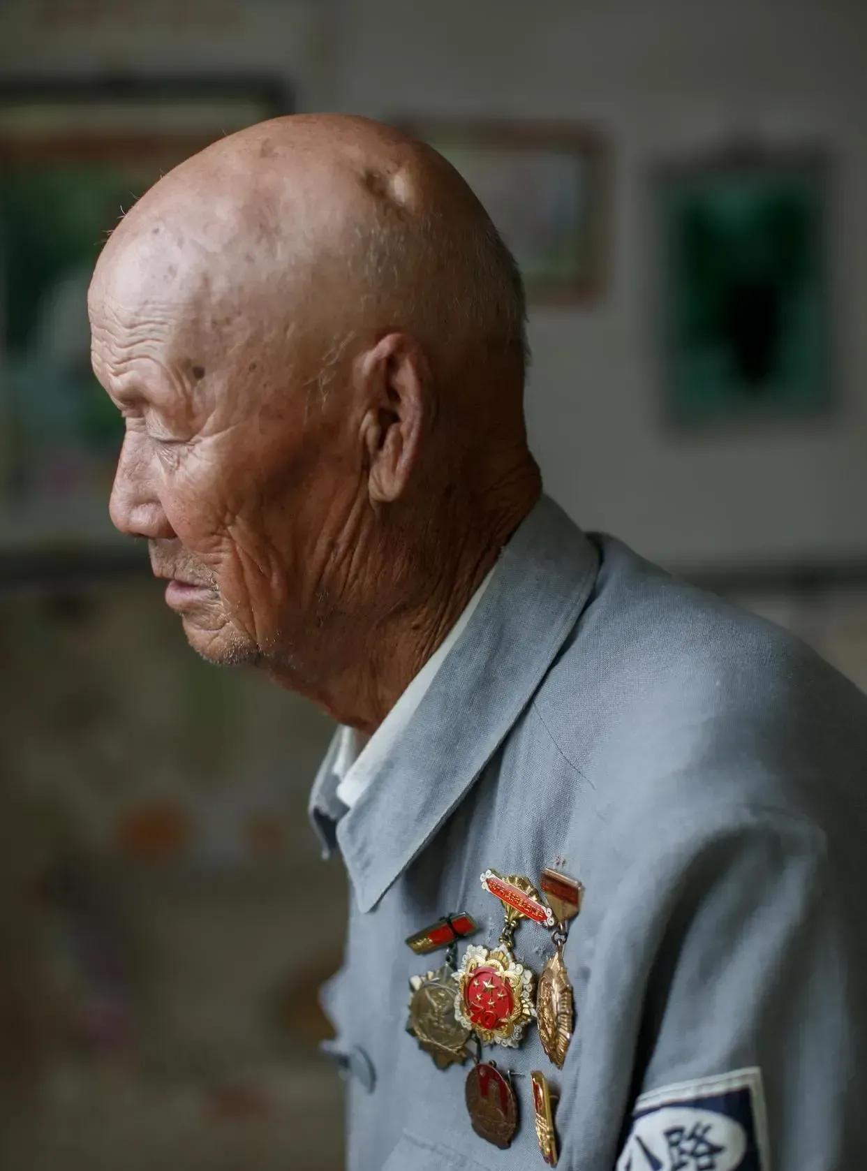 1942年，一个11岁的“小乞丐”来到了日寇的军营，他弯腰找到了藏在石头缝里的情