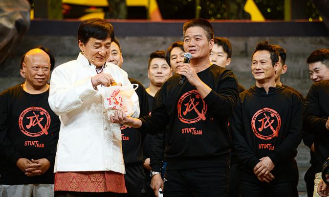 1990年，成龙带着他的成家班在摩洛哥拍戏，兄弟们要求涨工资，导致这部《飞鹰计划