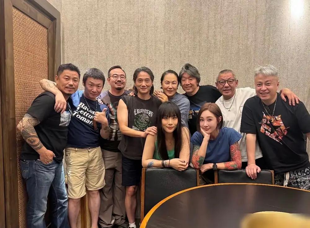 57岁的高原，借生日之际和好友相聚，满头华发的她，笑容浅浅，再也没有多年前
