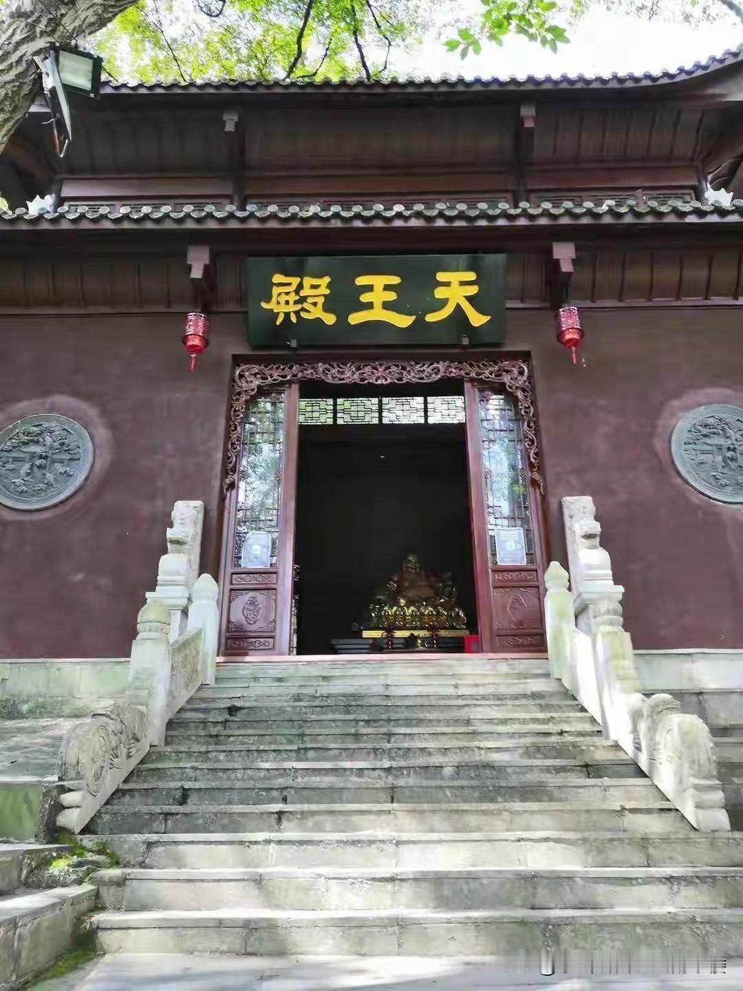 佛教分支众多，主要有汉传佛教、藏传佛教和南传佛教。汉传佛教注重心性的觉悟，强调