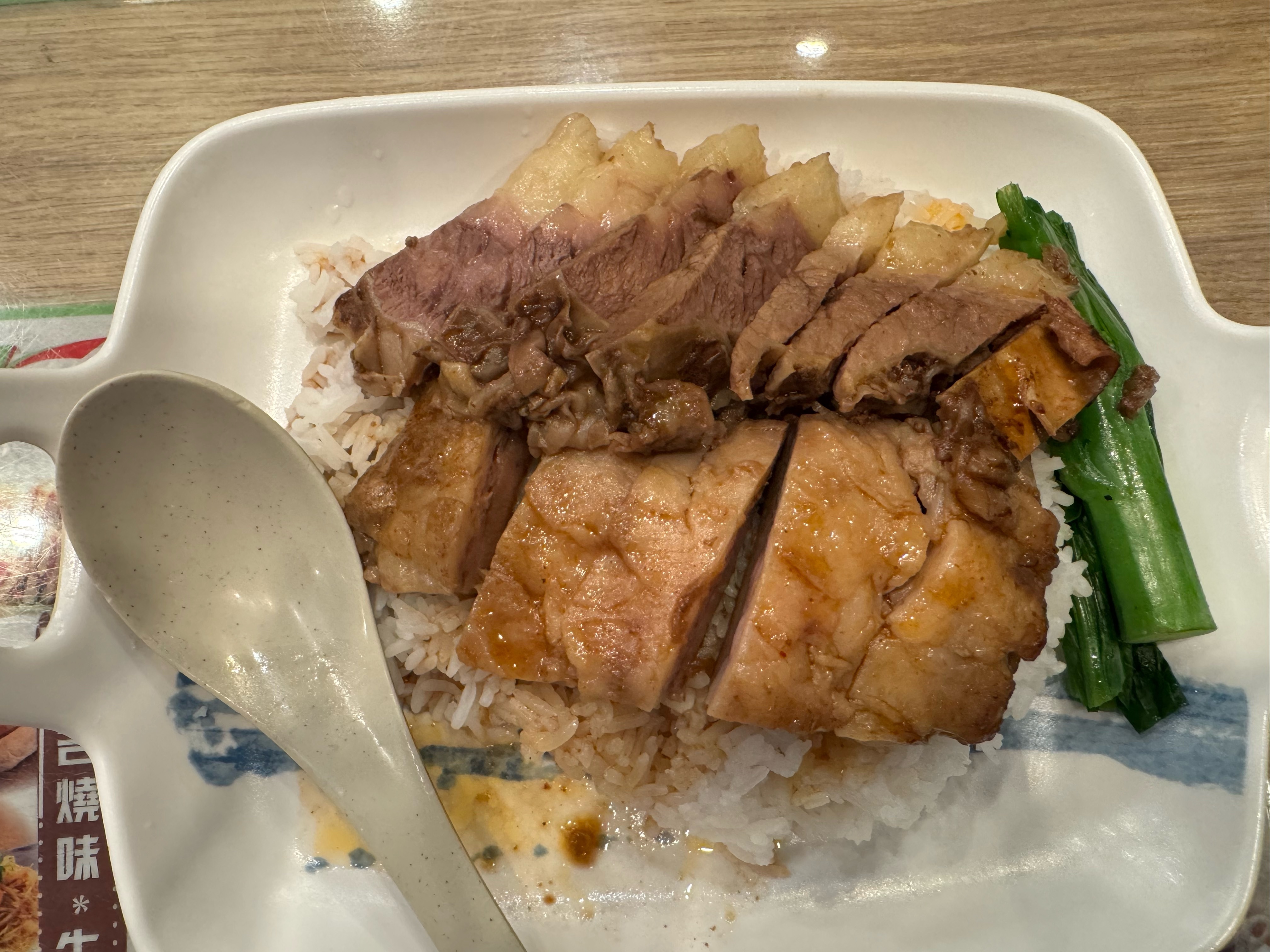 中午出来点了一份牛腩饭和干炒牛河，这两份里面，肉都真多啊。吃不完根本吃不完。
