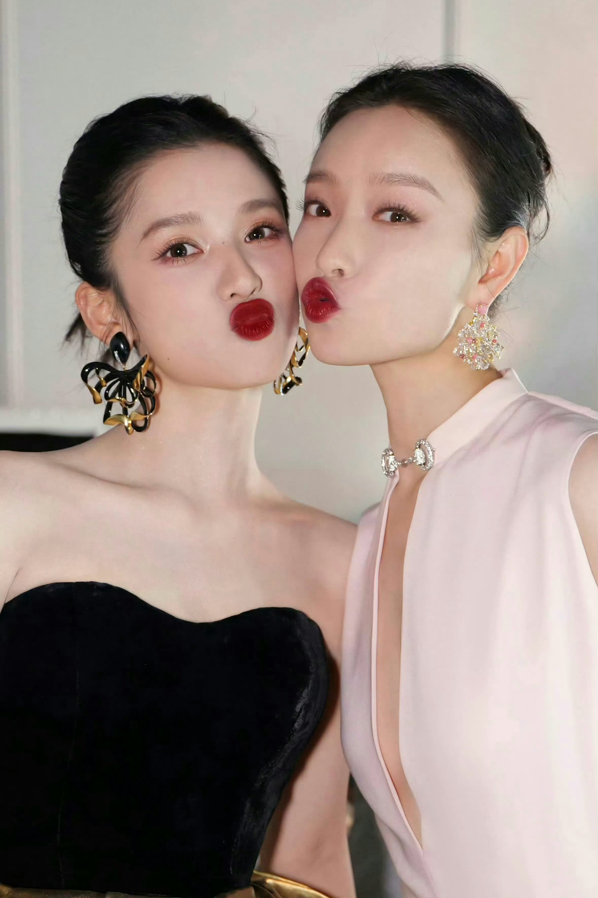 张婧仪倪妮双人盯榨​​​