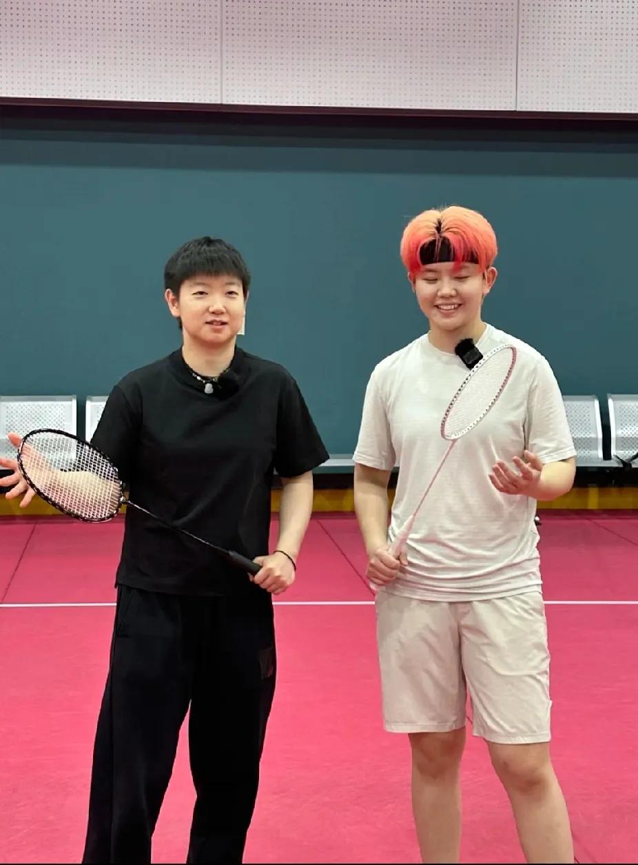 乒乓赛场外的惊喜联动🎾莎莎跨界打羽毛球啦~和球搭子在羽球场上挥拍、击掌