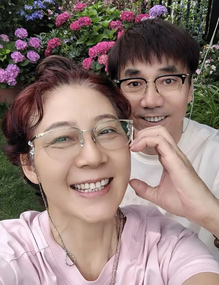 范明61岁与富婆妻子住别墅秀恩爱似神仙眷侣
