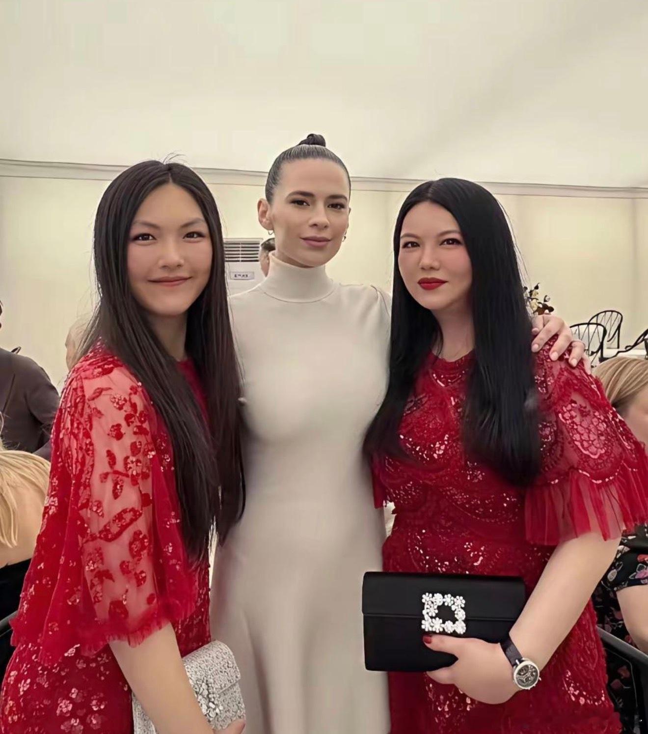 王诗龄李湘俩母女戴上墨镜是真的分不清