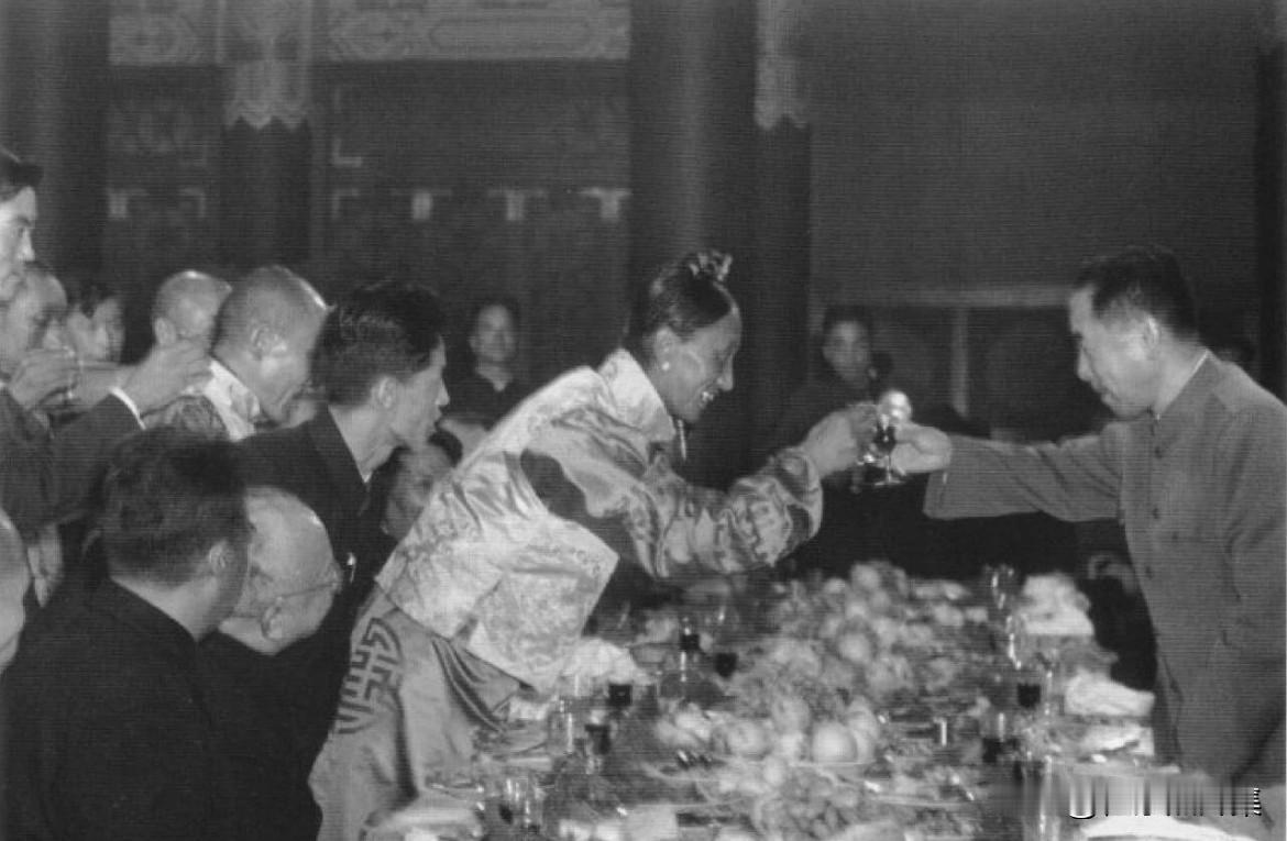 1965年7月，周恩来总理在新疆受到各族人民的热烈欢迎。根据亲历者回忆，1965