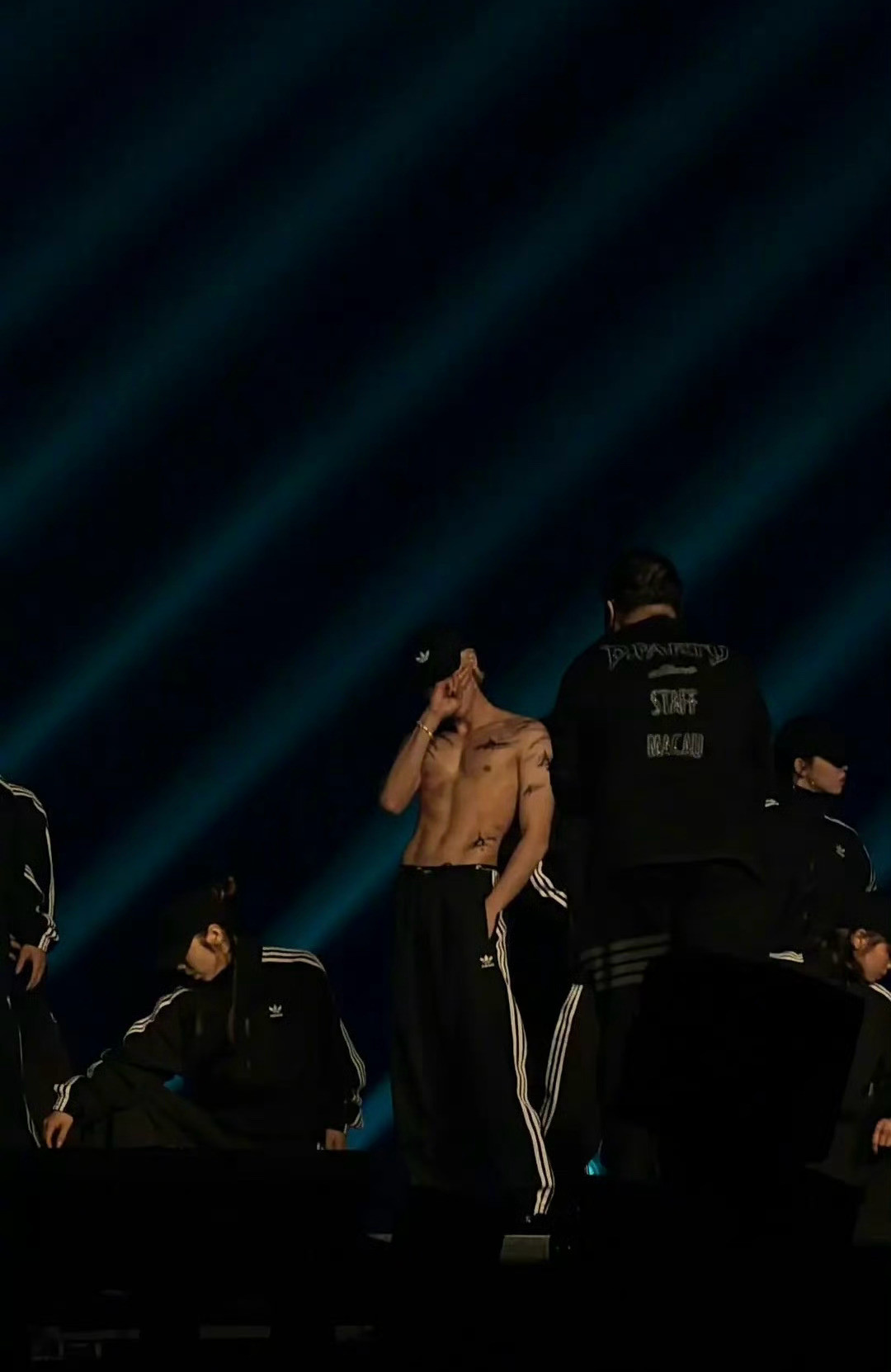 王鹤棣｜演唱会速报！王鹤棣脱啦，腹肌线条太火辣了！！！soooohot❤️🔥