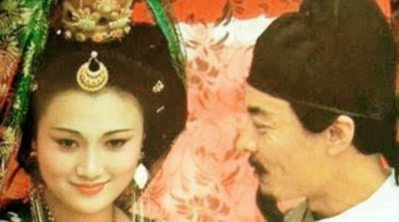 737年，52岁的唐玄宗看上了20多岁的儿媳杨玉环，就对儿子说：“朕想娶你的妻子