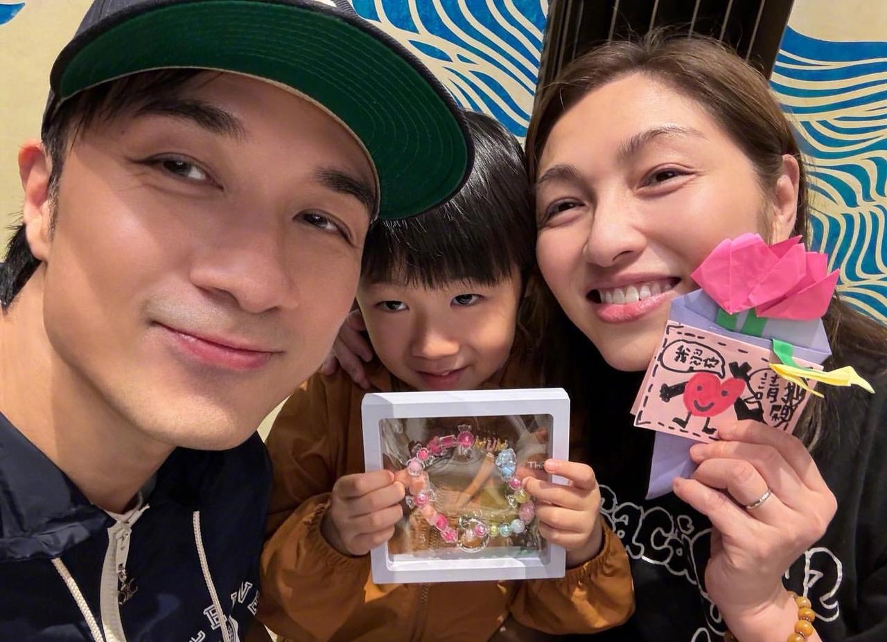 53岁的古巨基在2026年官宣二胎，这差不多快当爷爷的年纪官宣二胎而且他老婆陈韵