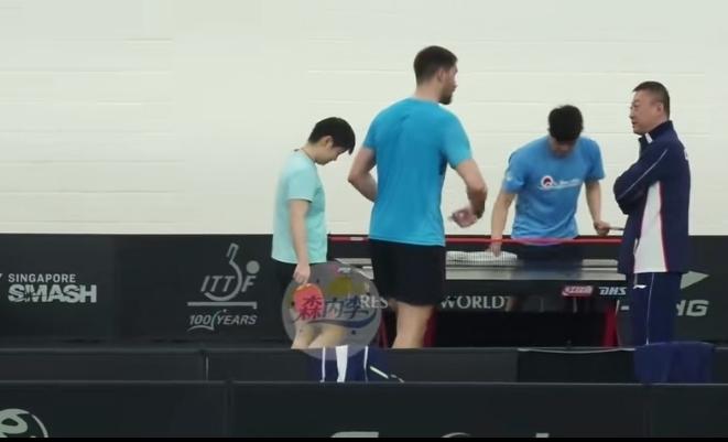 孙颖莎人缘真的好到爆！最近训练场又甜到大家了，邱党主动帮莎莎擦桌子，弗朗西