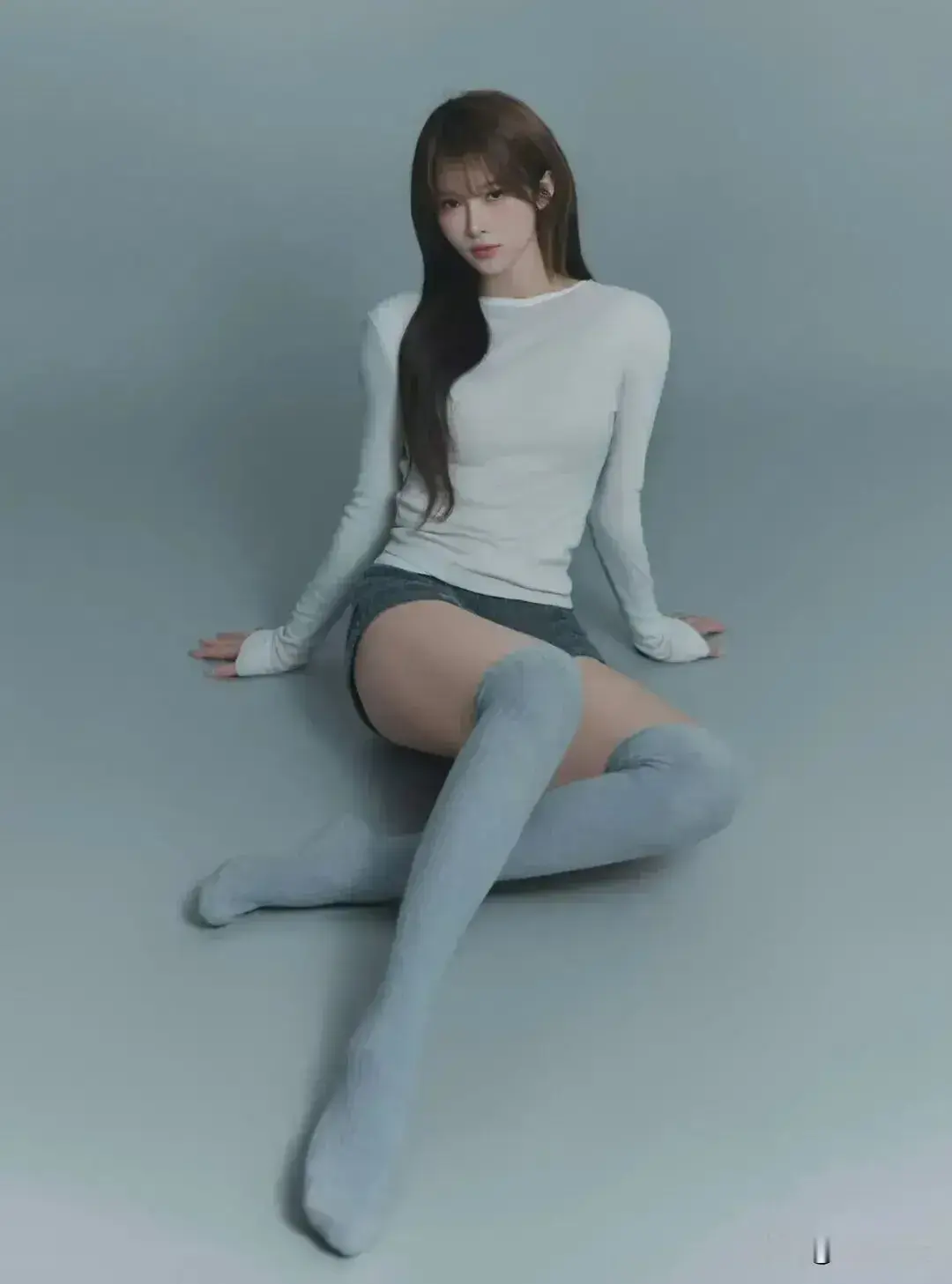 吴艳妮筒袜写真引热议！赛场拼成绩，场下能否追求时尚吴艳妮一组时尚写真流出，造型搭配黑色长筒筒袜，强健