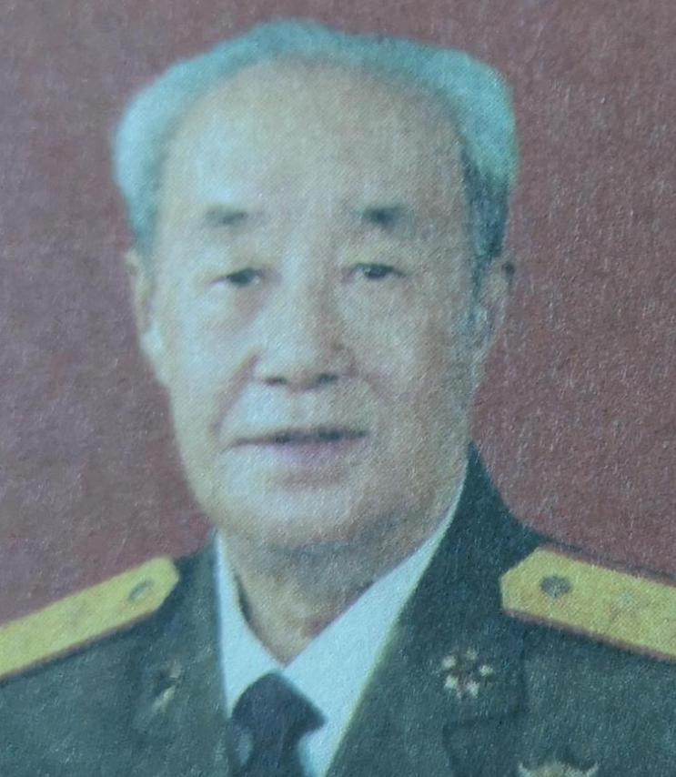 1961年，原沈阳军区司令邓华上将前往川西高原视察，路遇驻军第130师。师长