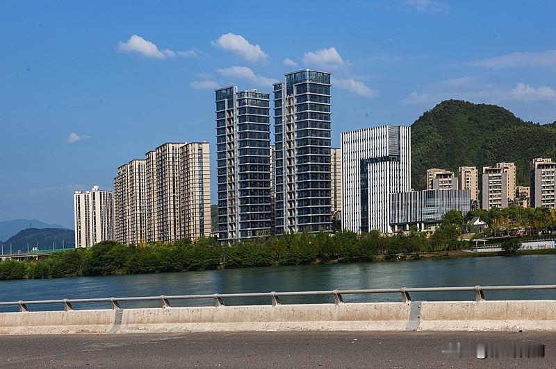 要说浙江哪座城市发展最具潜力，真的别把视线全都聚焦在杭州身上。如今的杭州互联网大厂云集，亚运会过后国