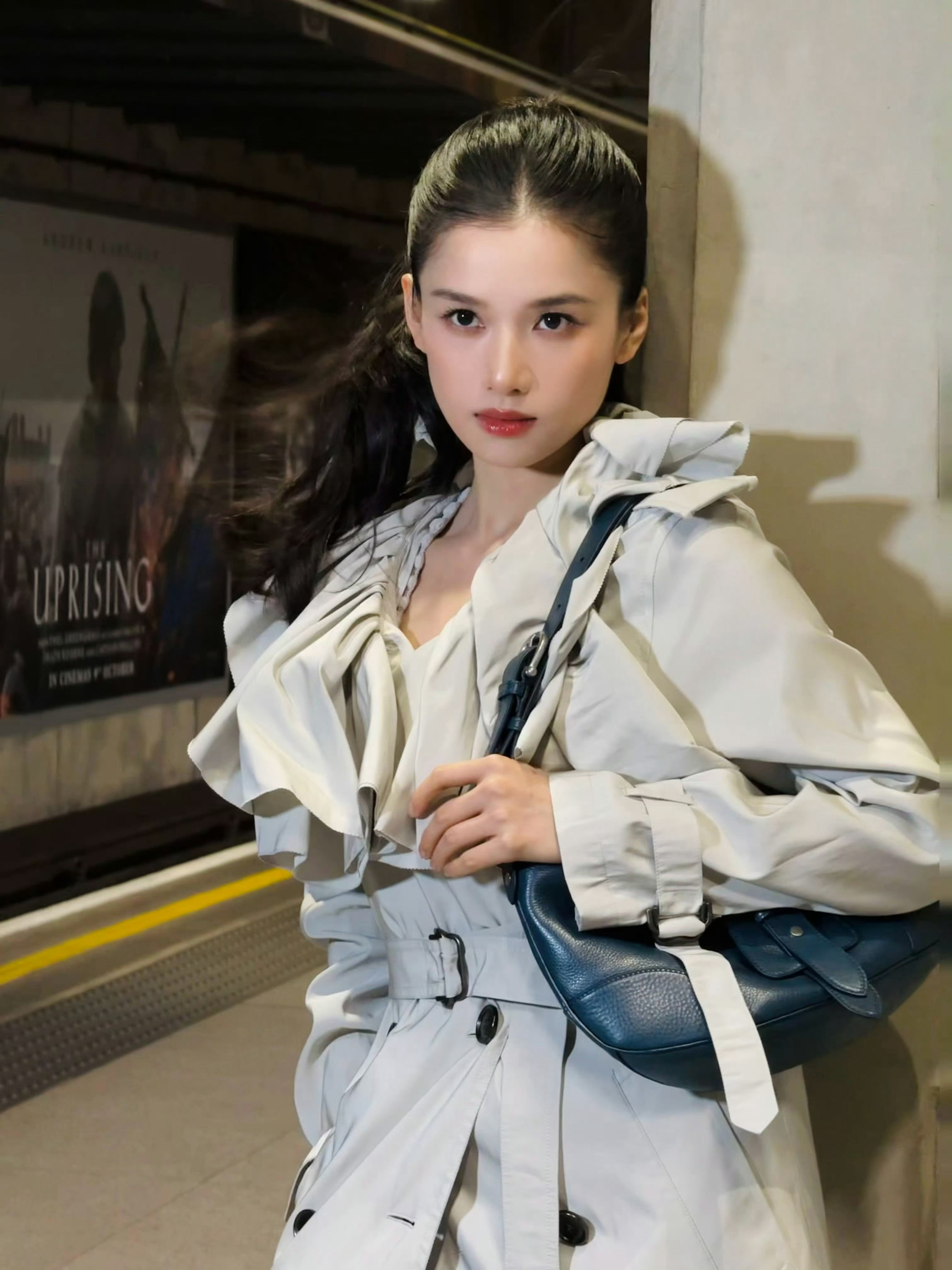 张婧仪伦敦时装周身着Burberry2026秋冬系列荷叶边风衣亮相Burber