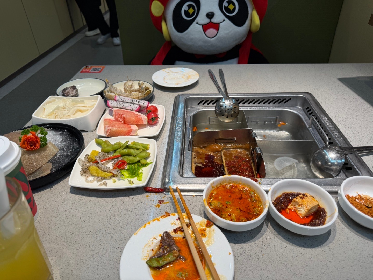 忙到现在刚吃午饭，得有十几年没吃海底捞了，自己来吃还给整个陪伴娃娃还给剥虾，又便