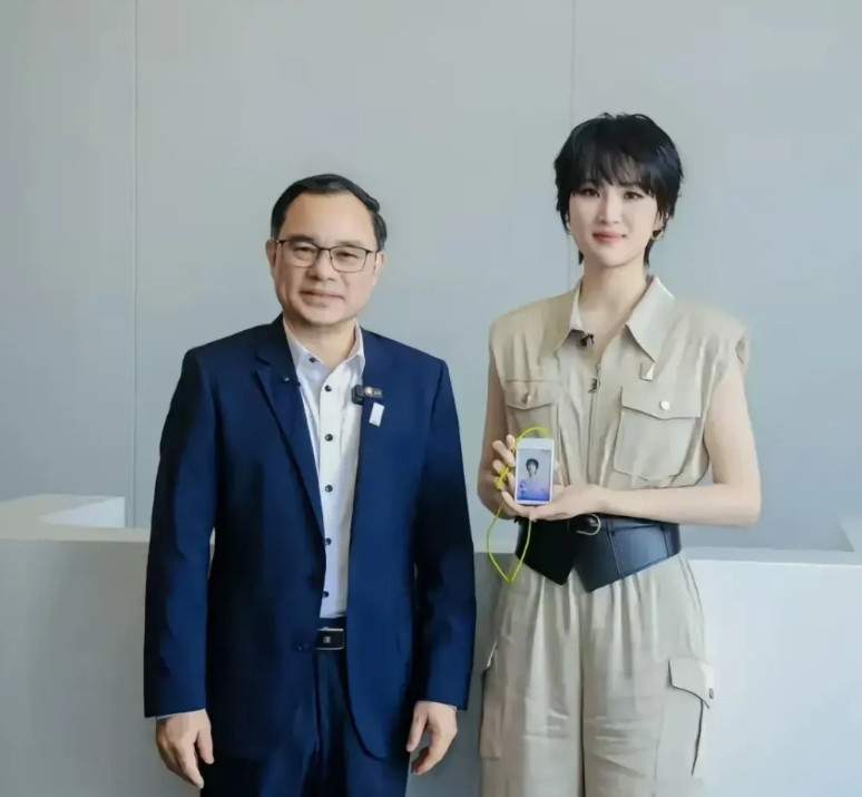 最平易近人的企业领导——长安汽车董事长朱荣华！看看他，一点架子都没有，亲自接待一