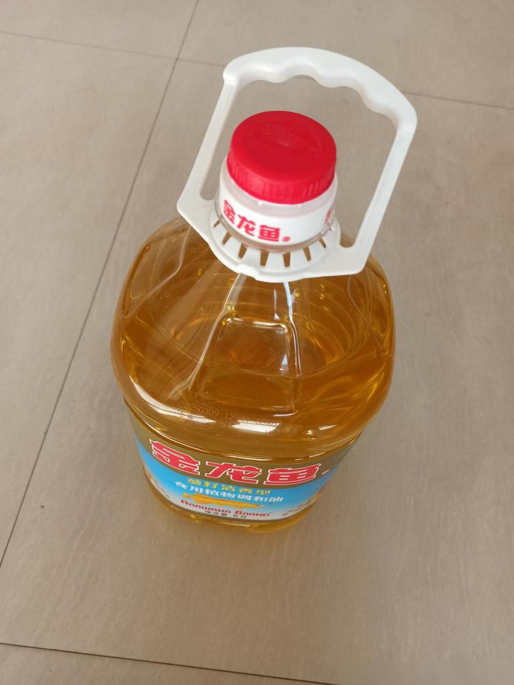 儿子送回一桶过期的油[捂脸哭]我让他们从家里提走一桶，儿子说不用，单位发了新的。