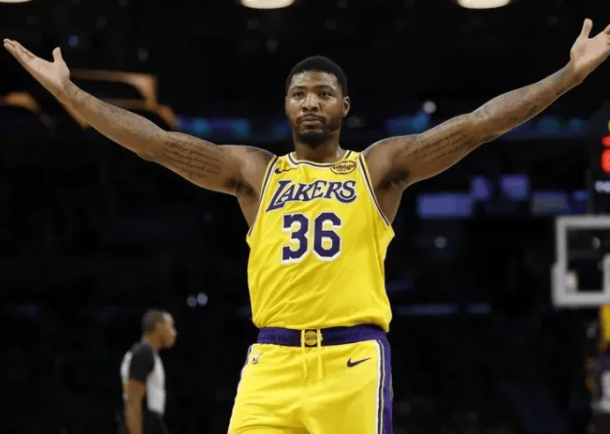 NBA常规赛，湖人以128-104战胜国王。本场比赛，湖人球员马库斯-斯马特全