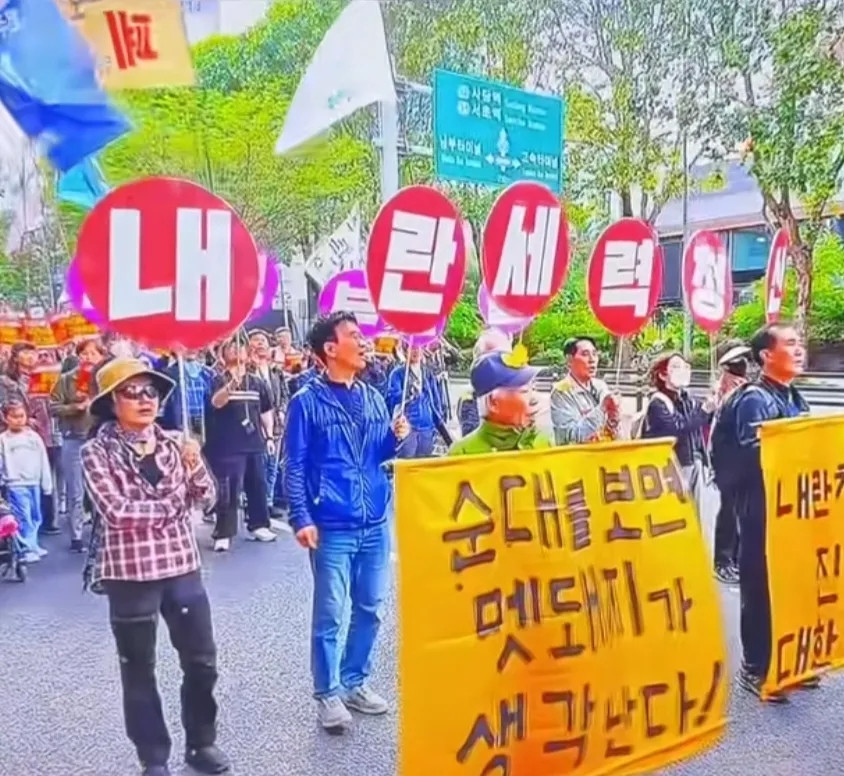 韩国民众要求再次逮捕尹锡悦，把他这个内乱头目再次捉进去。要不说韩国也是一个很神