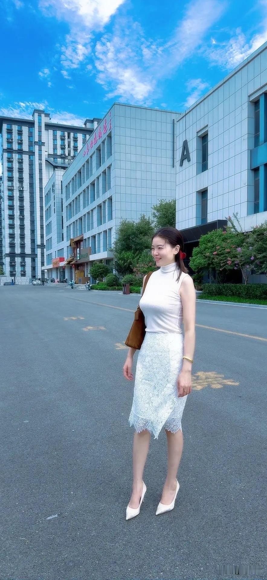 优雅都市风，白色蕾丝裙搭配高跟鞋，尽显时尚魅力！