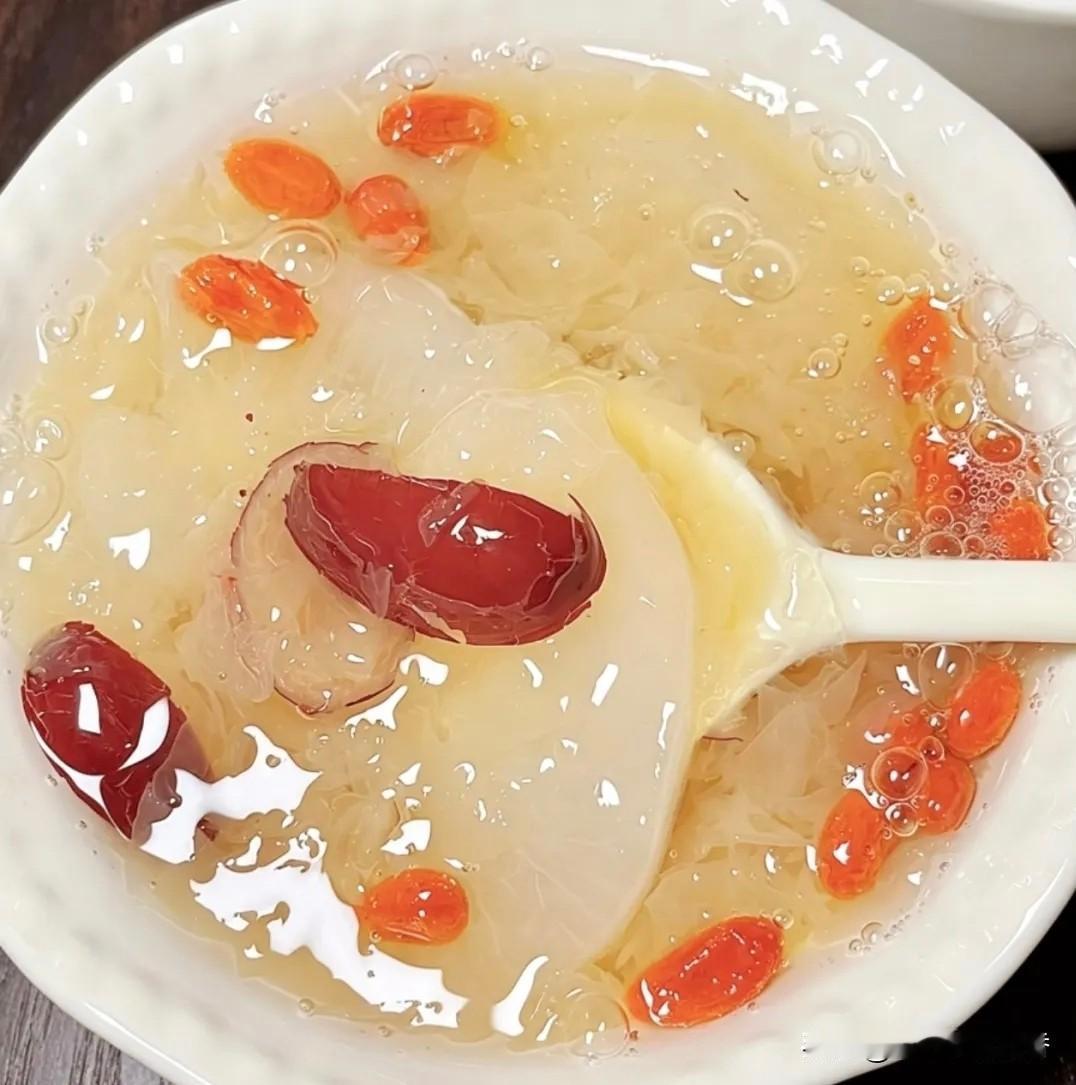 白露节气推荐吃以下8种应季食材：1、山药：性质平和，健脾养肺，煮粥、蒸食都