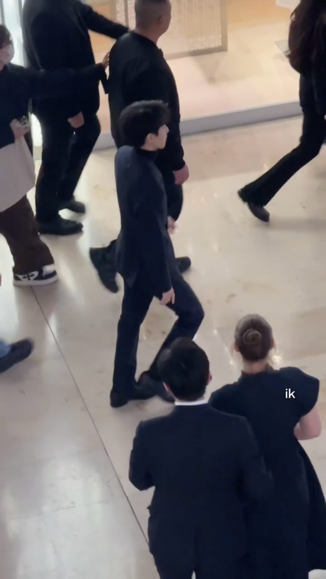 保存一些俯视视角，完全把宽肩窄腰翘臀长腿凸显出来了。。。好会走路啊王俊凯❤️🔥