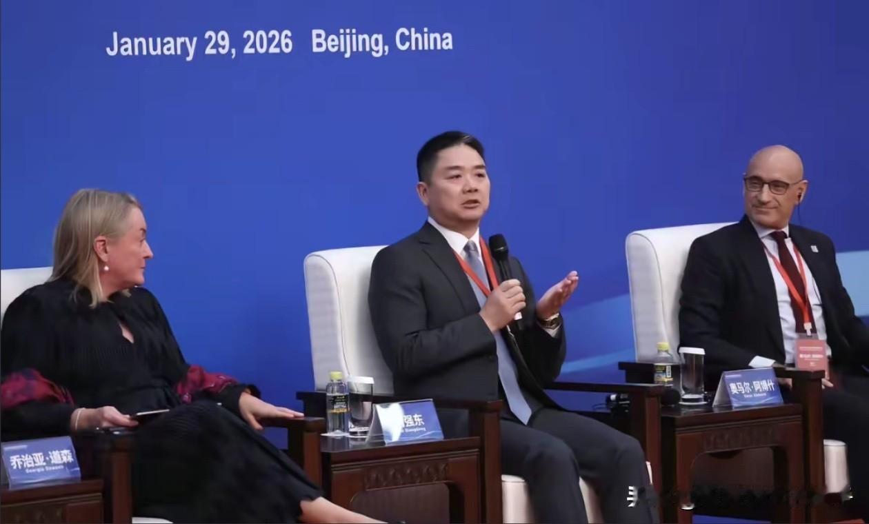 我还好奇，给老家发年货这么暖心又露脸的事，怎么这次东哥没有亲自到场？一查才知