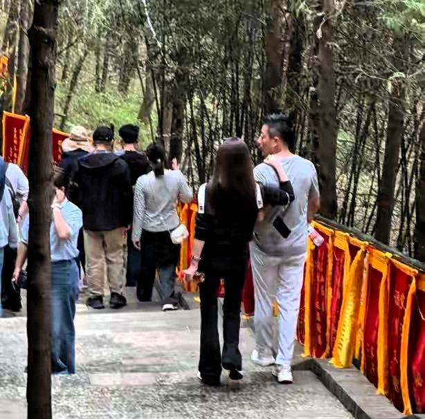 不少人印象里，汪小菲常年奔波各地忙于事业，很少有完整闲暇，陪伴家人出游的画面并不