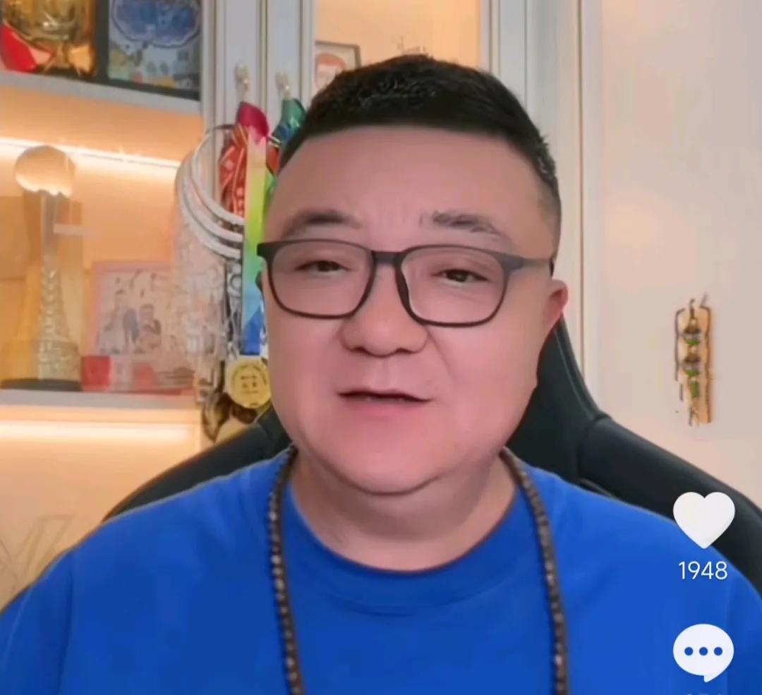 董路信心满满地表示，明年大家可以期待中国足球的青春风暴了。他在直播间透露，明年