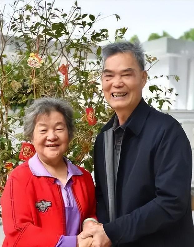 1971年，24岁的女干部李玉枝，不顾家人的反对嫁一级伤残的战斗英雄，谁料，新婚