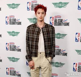 王鹤棣中国红发型全明星赛场上的中国红王鹤棣这中国红发型也太绝了吧！一出场就自带