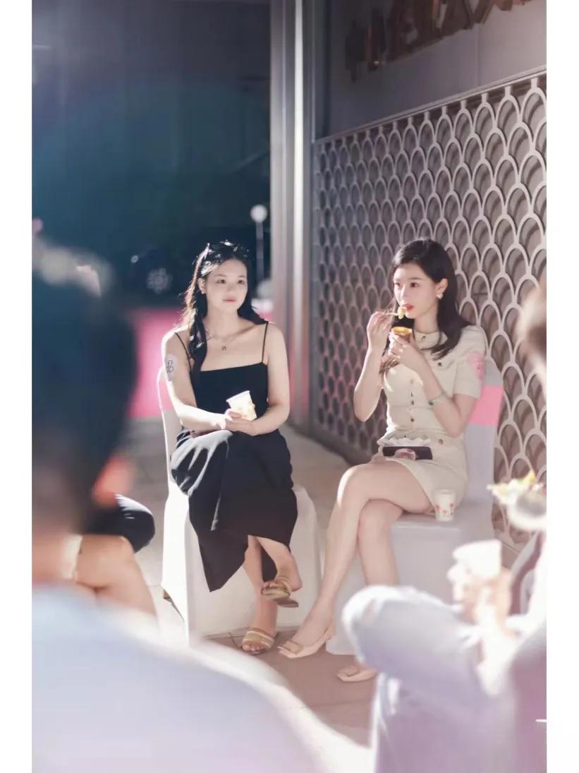 别再装不懂，女人这样对你，是在暗示让你主动在两性关系中，往往存在着一些微妙的信