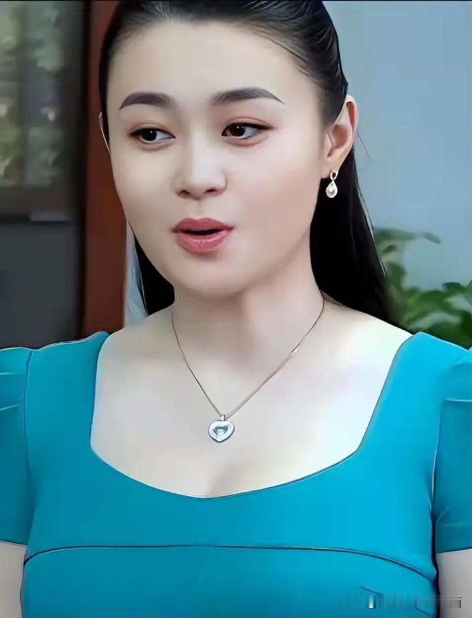 关婷娜长相大方端庄，看着很有福相，为什么40多岁了却还一直单身着，白白浪费了优秀