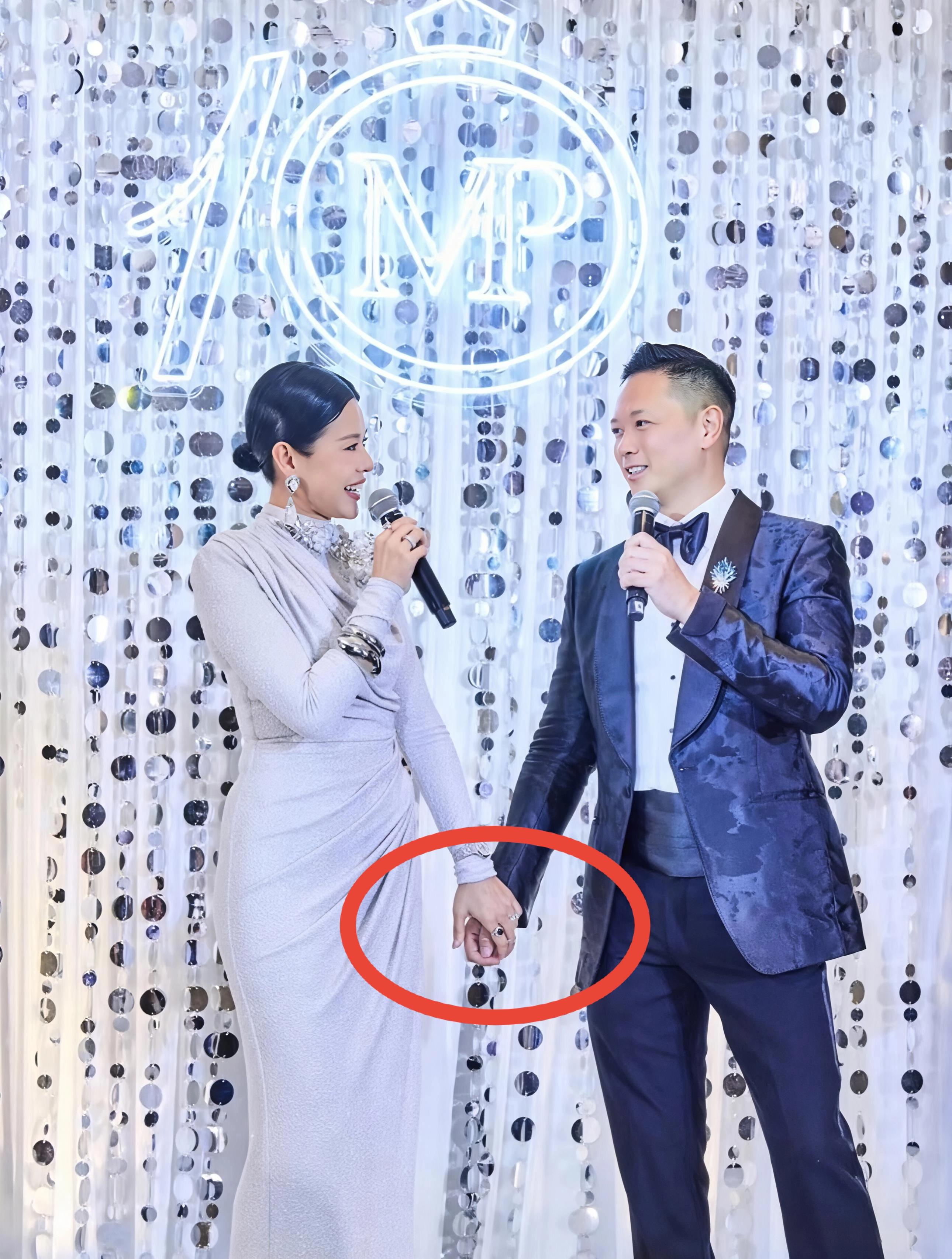 胡杏儿结婚10周年晚宴照片，有个细节，暴露出她跟老公李承德的真实关系。...