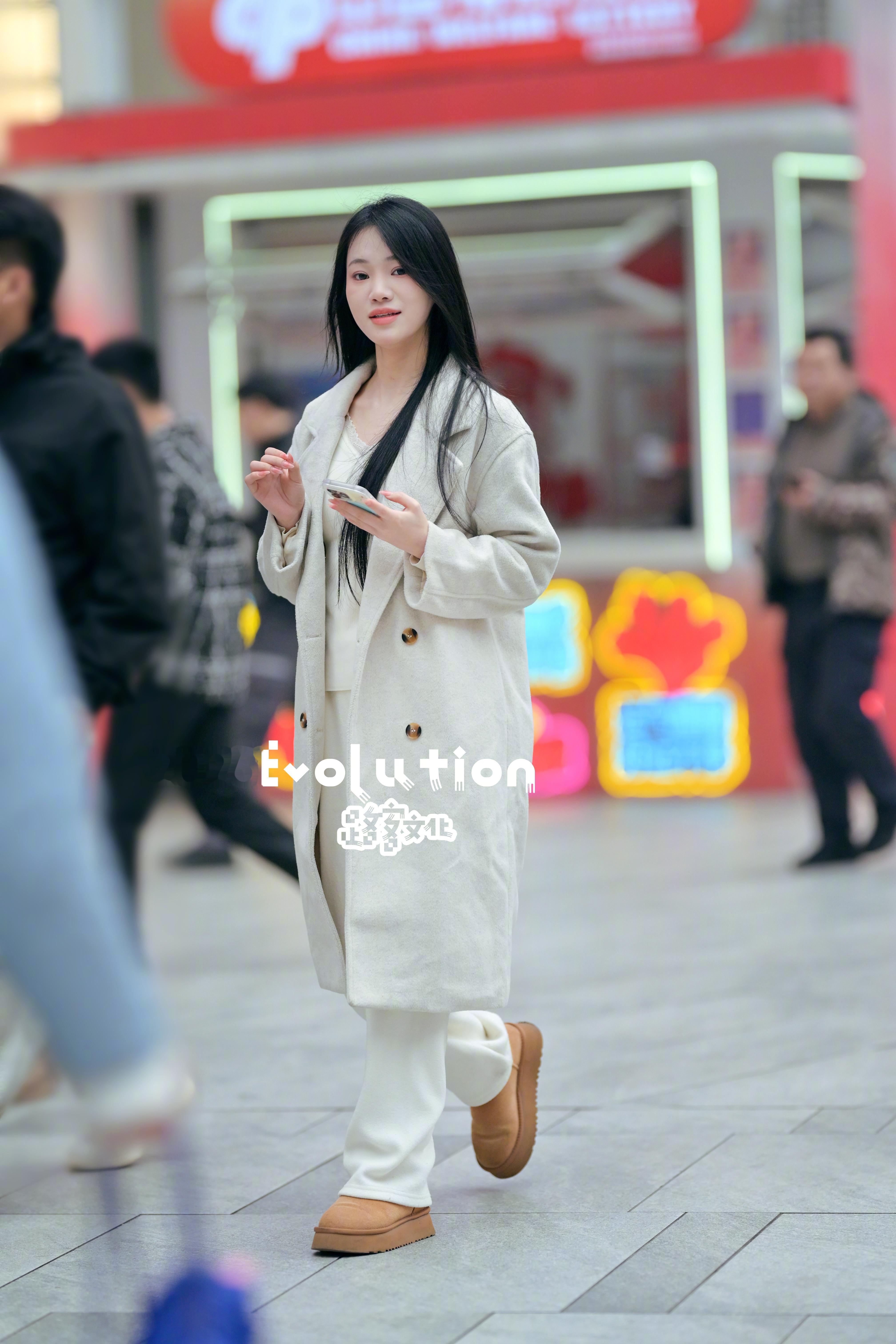 貌似小姐姐心情不错