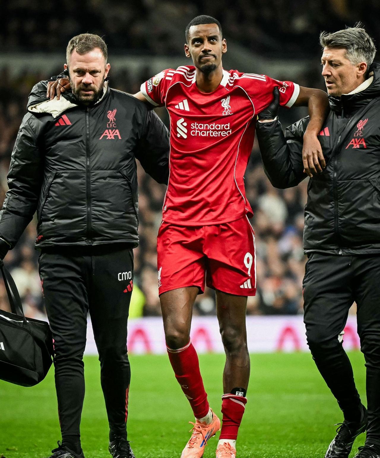 欧洲转会新闻！★还没开始就结束了！利物浦前锋伊萨克的伤情初步判断是腿部骨折，