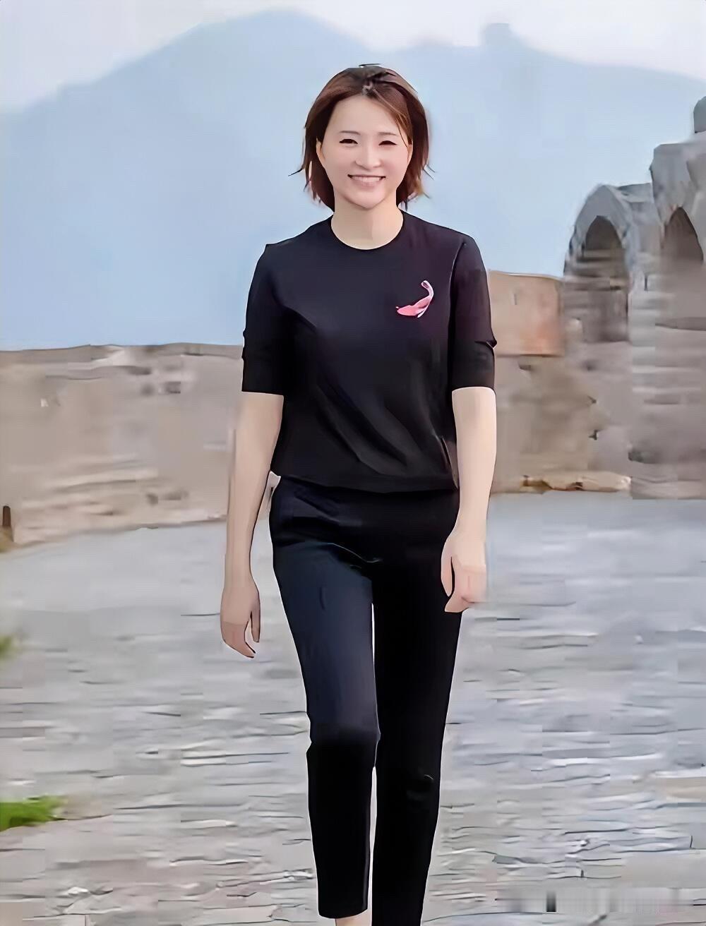 穿上休闲装的董卿也是美女一个，俊美优雅是一位有才华的大美女，有颜值，气质好，她的