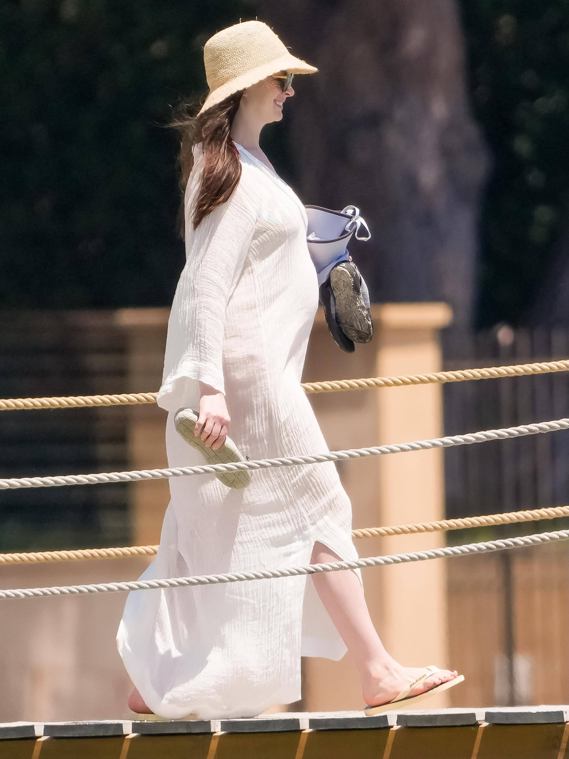 安妮海瑟薇怀三胎宣布怀三胎的安妮·海瑟薇被拍到在法国的圣特罗佩度假
