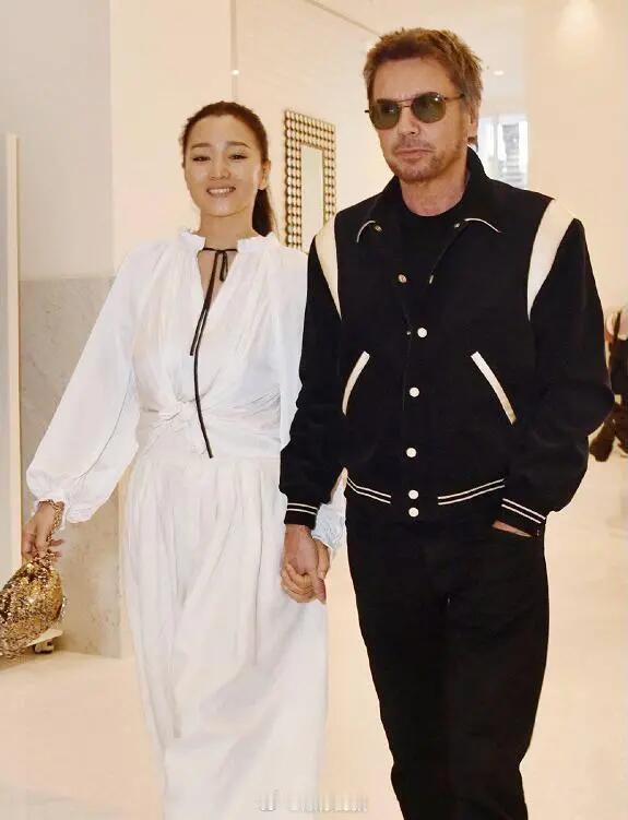 59岁巩俐和77岁老公59岁巩俐带77岁老公暴走北京中轴线！这状态才是抗衰天花板