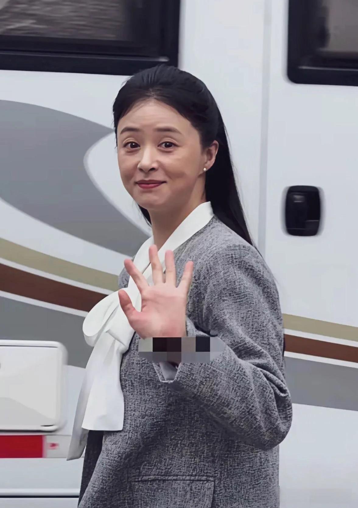 离开美颜和滤镜的女明星好丑啊，颜值还没有素人好看。你看照片中的蒋欣满脸皱纹，岁月