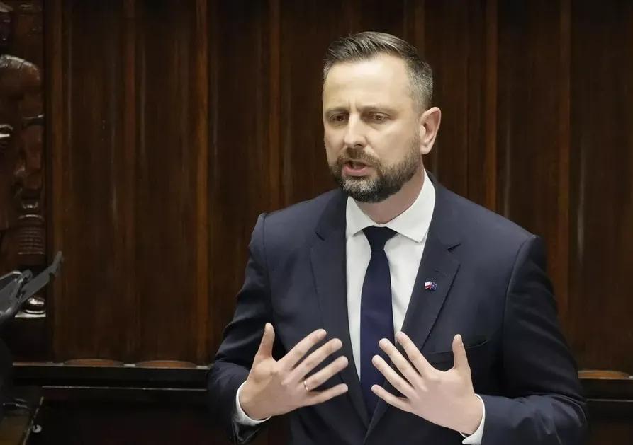 【吃不到葡萄说葡萄酸】当地时间2025年11月22日，波兰国防部长科卡米什在R