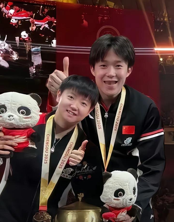 有幸刷到孙颖莎和王楚钦这张照片，看着两小只获奖后，笑容满面，开心竖起大拇指，一人
