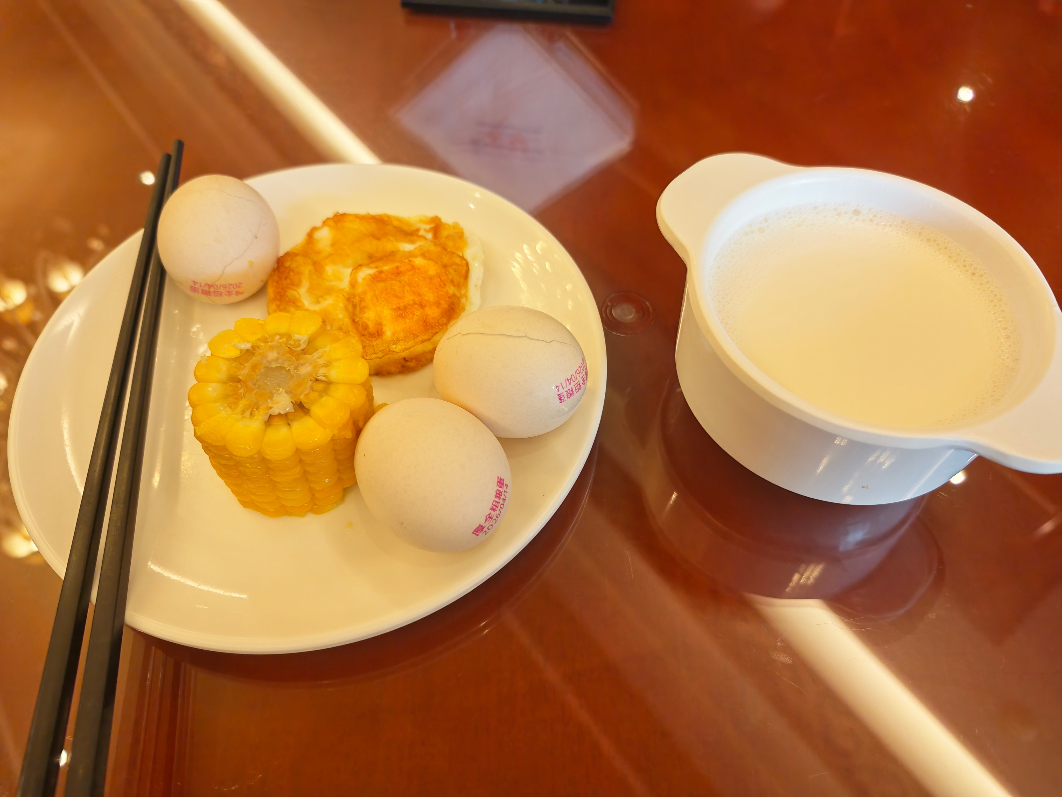 早上好呀老铁们，大家都吃了吗？看我今天这个早餐，够健康的吧开锁店被干成了板面店