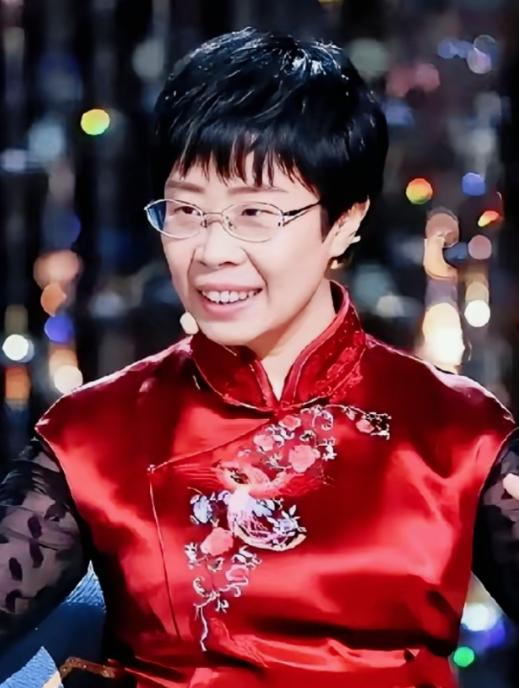 你敢信吗？前阵子还在诗词大会上温温柔柔讲唐诗宋词的蒙曼，就因为聊了几句清朝，直接