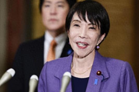 无家可归者又增加了一位，她穿着紫色的裤子，躺在了街头休息。大漂亮在海外有着无数