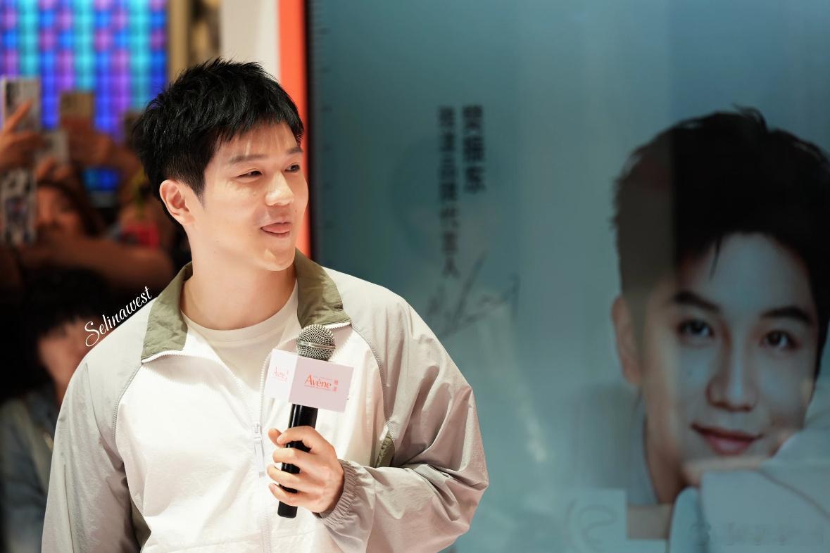 背景海报很酷😎本人很萌🤩，反差感满满～樊振东​​​