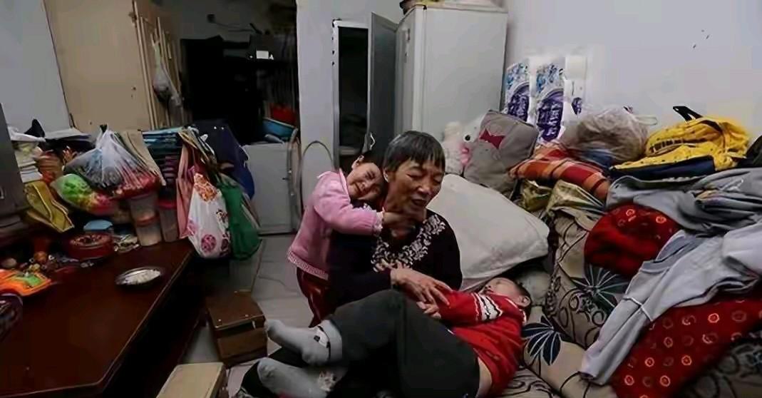 56岁老妇在做母亲，只因36岁的儿子不结婚、不生子，家里无人传宗接代。现在不结